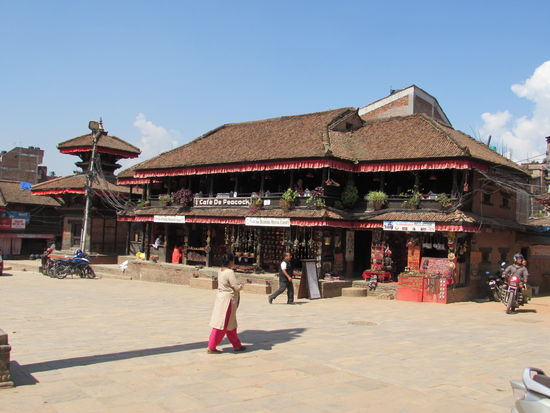 Cafe Peacock
Hier machen wir eine ausgiebige Pause und geniessen den Blick über den Platz bei einem frisch gepressten Orangensaft und Masala Tee.