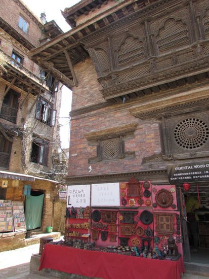 Das Gebäude mit dem Pfauenfenster. Noch einmal um die Ecke gehen und dann sehen wir es schon.