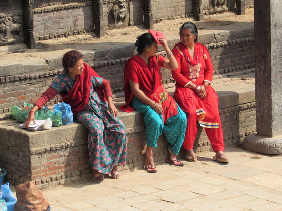 Drei Frauen in der typisch nepalesischen Kleidung.