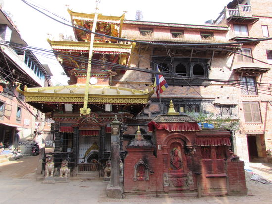 Auch in den Nebenstraßen sind überall Tempel zu finden.