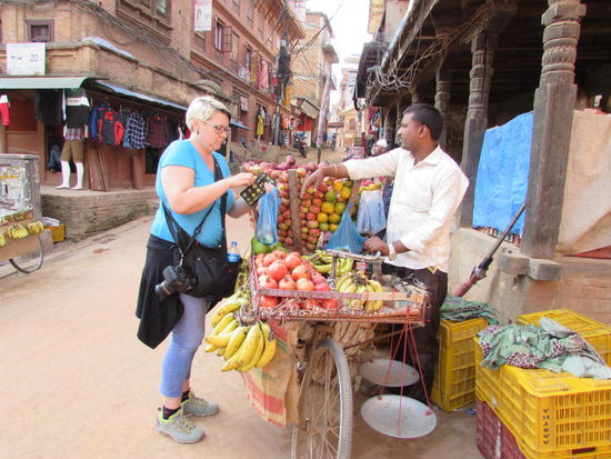 Wir kaufen ein paar Äpfel.