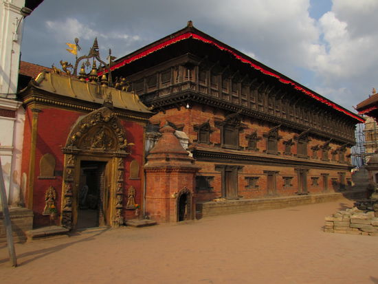 Wir sind wieder am Dubar Square und bestaunen erneut den  Palast der 55 Fenster mit dem goldenen  Tor.