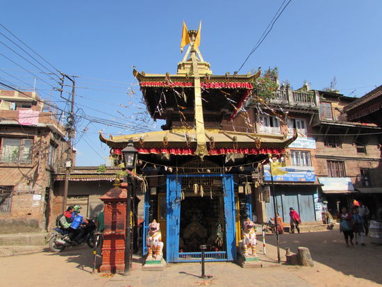 Kleine Tempel findet man in der ganzen Stadt.