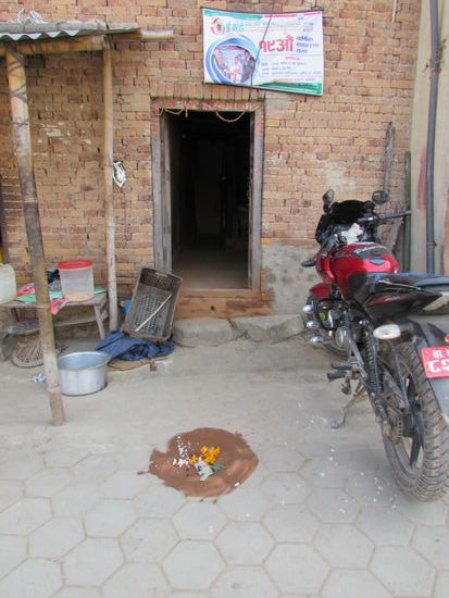 Vor vielen Haustüren findet man Opfersteine. Hier werden kleine Gaben für die Götter gelegt, um sie gütig zu stimmen.