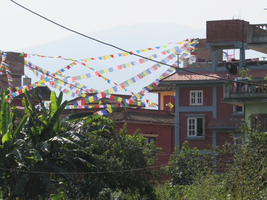 Einige Häuser sind mit bunten Gebetsfahnen geschmückt.