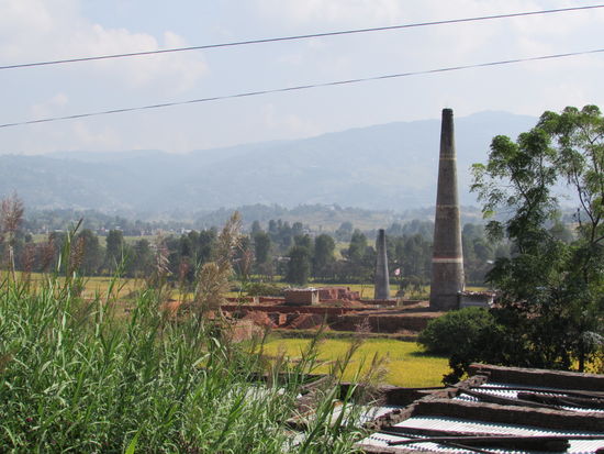 Am Wegesrand sehen wir unzählige Ziegelei.