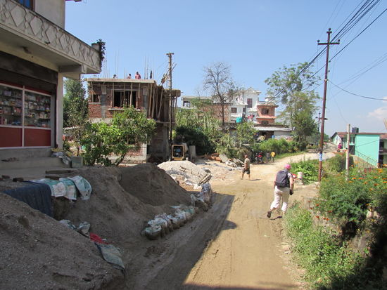 Heute brennt die Sonne erbarmungslos. 
Wir sehen wie in dieser Gegend unglaublich viel gebaut wird.