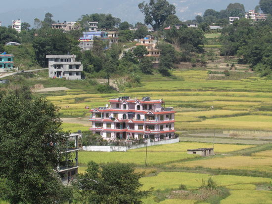 Die Häuser sind erstaunlich groß und sehr farbenfroh.