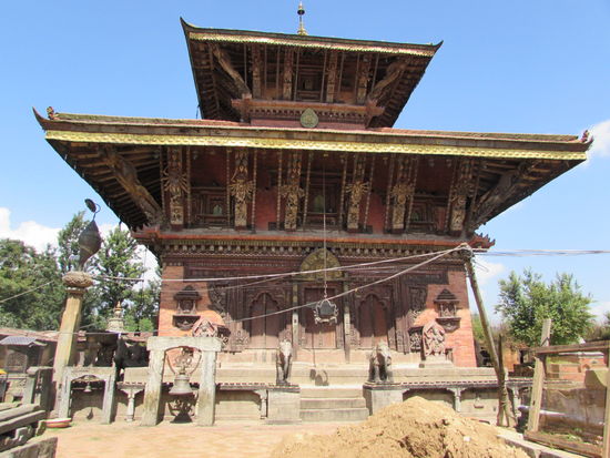 Aber nach knapp 3 Stunden Fußmarsch sind wir in der Tempelanlage angekommen. Leider hat sie durch das Erdbeben sehr gelitten und die vielen Tauben setzen ihr ebenfalls zu. 
Sylvia hat den Tempel vor einigen Jahren in einem viel besseren Zustand gesehen..