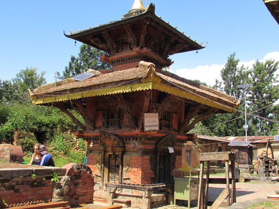 Auf dem Platz sind neben dem großen Tempel auch kleinere zu sehen.