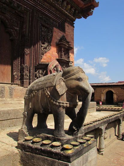 Einer der vier Eingänge wird von Elefanten flankiert.