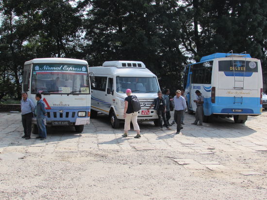 Wir nehmen den Bus zurück nach Bhaktarpur. Die Fahrt dauert ca 20 Minuten und kostet 100 Rupee pro Person.