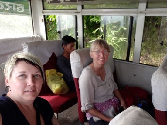 Der Bus ist in einem grausigen Zustand.