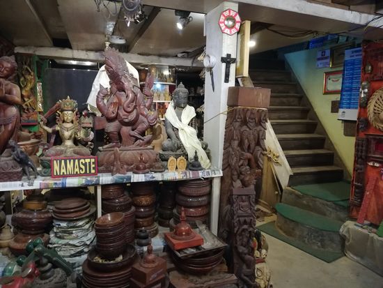 Das Guesthouse hat vier schmale Holztreppen die steil nach oben zu den Zimmern führen.