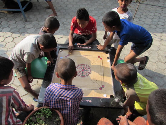 Diese Jungs spielen eine Art Billard.