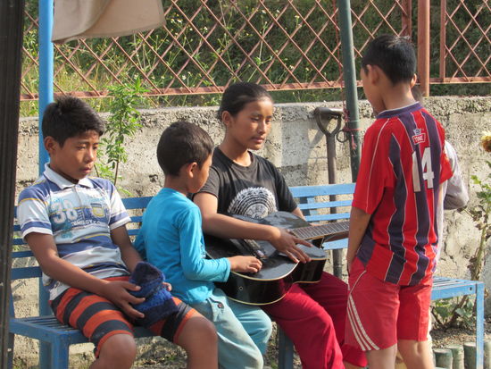 Ein paar Kinder machen Musik und andere lernen noch.