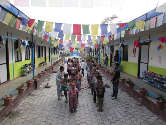 Draussen stehen die Kinder und warten darauf, das sie ein Geschenk bekommen.
