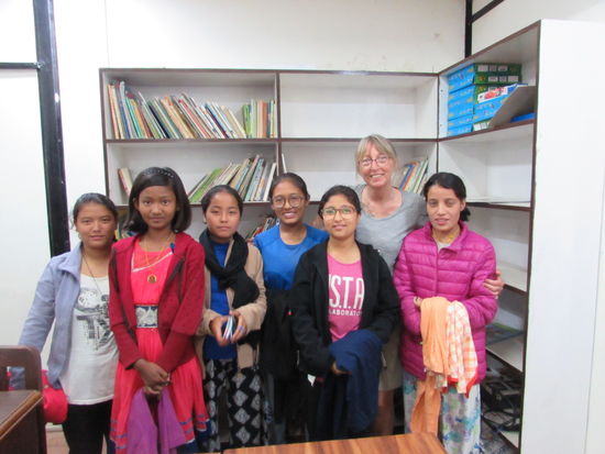 Die älteren Mädchen sind happy. Sie haben auch noch etwas Kosmetik bekommen.