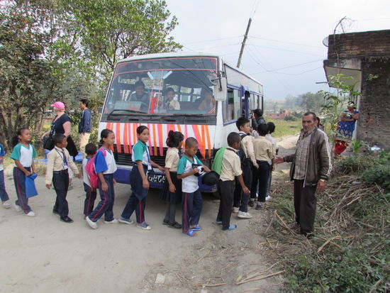 Los geht's. Der Bus ist rappel voll und Dank der holprigen "Straßen", wird nun auch der letzte wach gerüttelt.