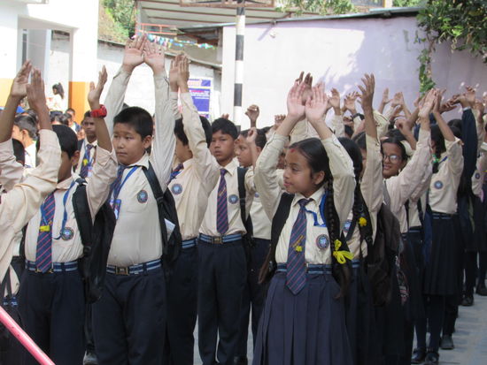 In der Schule ist wieder Diziplin angesagt. Alle Schüler stehen in Reihen und etwas Bewegung ist angesagt. Es erinnert mich ein wenig an militärischen Drill.