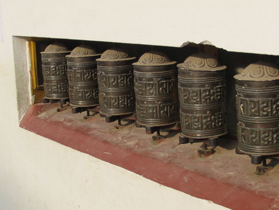 Direkt am Eingang sind schon die ersten Gebetsmühlen zu sehen.