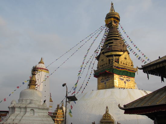 Nach weiteren Treppenstufen erreicht man diese wunderschöne Stupe.