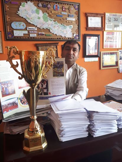 Der Direktor ist absolut stolz auf die Pokale.