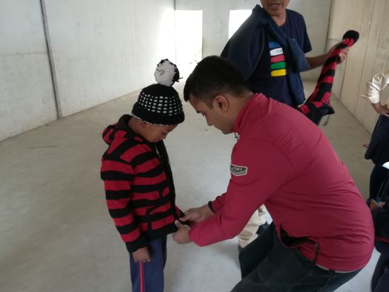 Jedes Kind probiert eine an. Die Farben werden später ausgesucht.