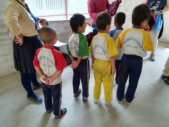 Die Kleinen warten brav.