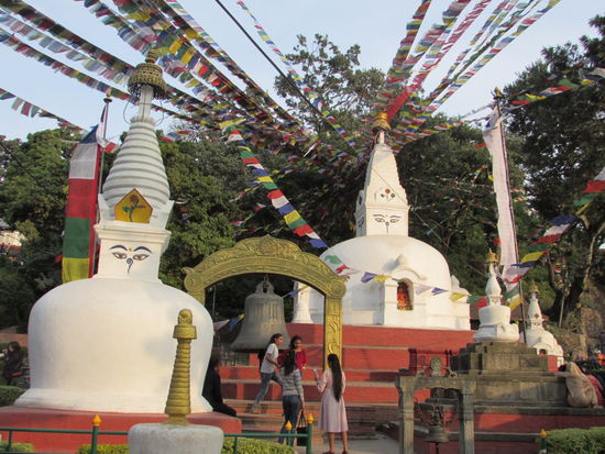 Nur wenige Stufen aufwärts sehen wir diese Stupas.