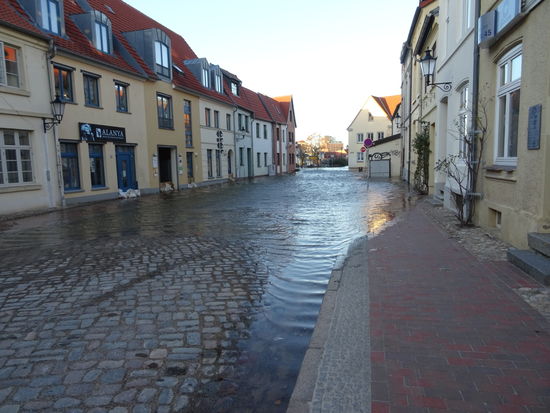 Das Tief "Zeetje" bringt der Ostsee die erste Sturmflut des Jahres und setzt einige Straßen unter Wasser.