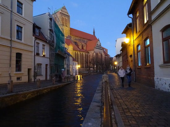 Auch die Nikolai Kirche ist vom Wasser umgeben.