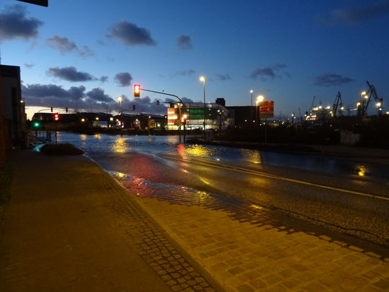 Das gesamte Hafengebiet steht unter Wasser. Vielleicht können wir es morgen erkunden. Für heute gehen wir noch gut essen und stellen fest, das es sinnvoll ist einen Tisch zu reservieren.