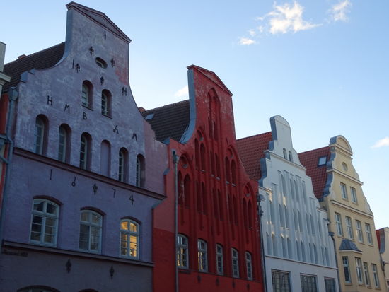 Beim ersten Streifzug durch die Stadt entdecken wir wunderschöne Häusergiebel.