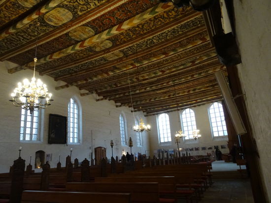 Die hölzerne Decke ist wunderschön bemalt.