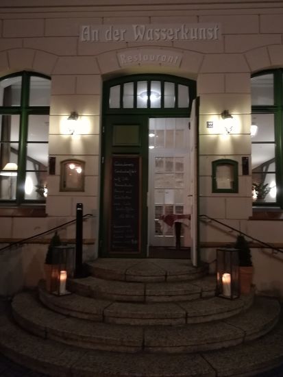 Das Restaurant ist nur zwei Häuser vom Steinberger Hotel entfernt und hat eine gute Küche.