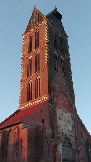 Am gleichen Platz ist auch die Marien Kirche. Von ihr ist aber nur dieser Turm übrig. Von dem Schiff wurden bisher nur die Fundamente neu aufgebaut.