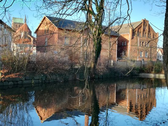 Im Hintergrund die Nikolei Kirche.