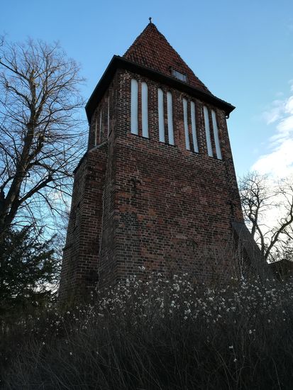 Direkt am Park dieser Wasserturm.
