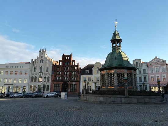Eine weitere Ansicht vom Marktplatz mit Blick auf die Wasserkunst. Ein 1602 fertiggestellter Brunnen.