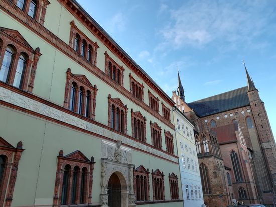 In direkter Nachbarschaft zur Georgen Kirche befindet sich das Amtsgericht.