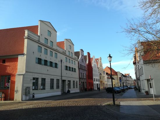 Diese Häuserfront ist beeindruckend schön. Auch das alte Kopfsteinpflaster ist erhalten und verleiht einen besonderen Charme.