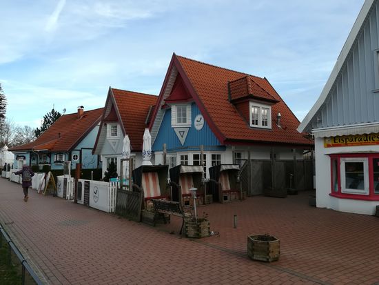 Hübsche Häuser an der Promenade des Ferienortes Boltenhagen.