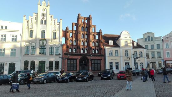 Der alte Schwede befindet sich in dem wunderschönen roten Backsteingebåude.