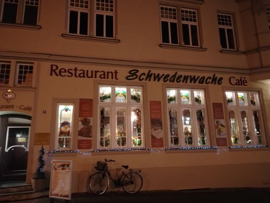 Heute kehren wir in diesem Lokal ein. Es liegt gegenüber vom Hotel auf der anderen Seite vom Marktplatz.