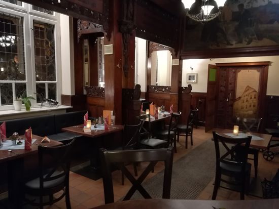 Innen ist alles sehr rustikal und die meisten Tische sind reserviert. Aber wir haben Glück, ein Tisch für uns ist noch frei.