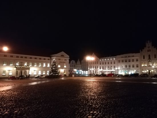 Vor dem Rathaus steht noch ein geschmückter Weihnachtsbaum.