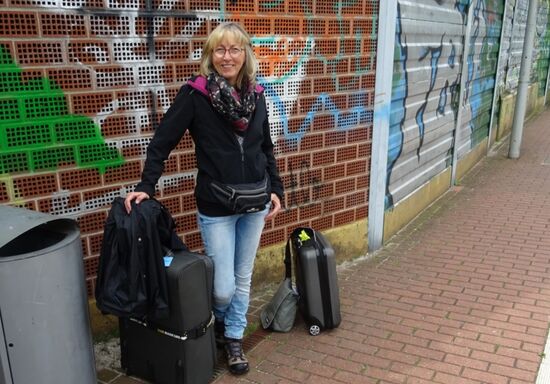 Mit der Bahn machen wir uns auf den Weg nach Berlin Schönefeld.