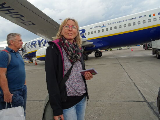 Alles verläuft reibungslos und so gehen wir pünktlich an Bord einer Maschine von Ryanair.