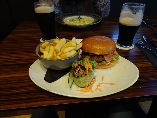 Im Restaurant nebenan stärken wir uns - Prost mit Guiness 